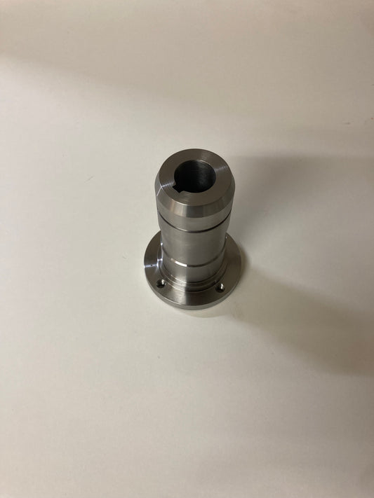 Utgående motoraxel till nya 4-taktsmotorn kort