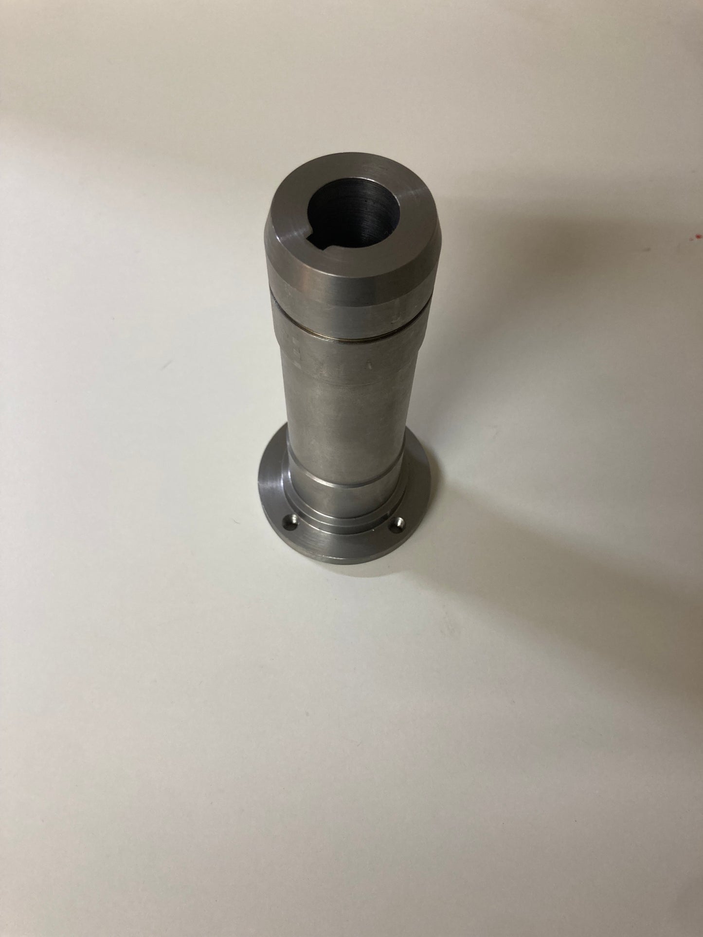 Utgående motoraxel till nya 4-taktsmotorn lång