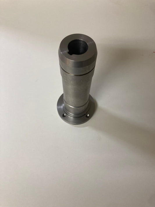 Utgående motoraxel till nya 4-taktsmotorn lång